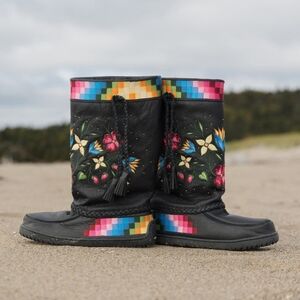 Ocean Kiana Tamarack Size 11 Manitobah Ojibwe Boot Mukluks Leather Embroidery